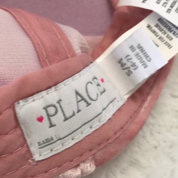 A velvet,sparkly cap with to Pom-poms - Picture 2 of 2